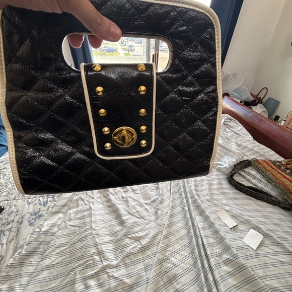 Elegant Black Quilted Handbag - Picture 5 of 7